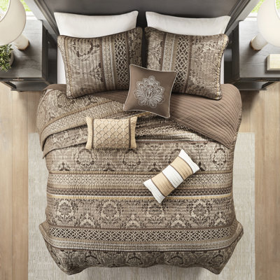 Courtepointe 6 pièces - très grand / très grand. Brun / or Tissu. Feuille, rayures et motifs. Comprend les coussins décoratifs. Lavable à la machine facilement avec facilité et commodité. Décoratif de Conveniently