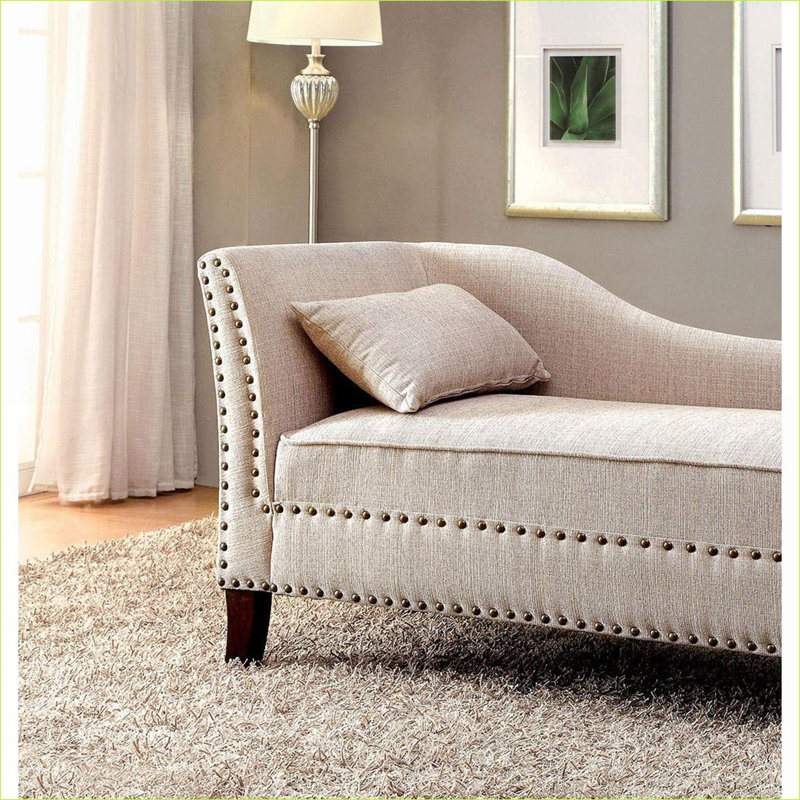 Fauteuil d'appoint en tissu beige moelleux, garniture cloutée avec coussin supplémentaire, mobilier de salon confortable pour adultes de salon