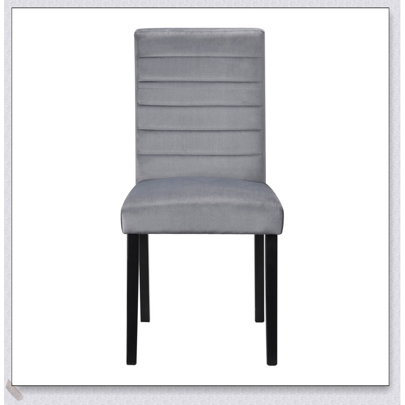 Ensemble de salle à manger 5 pièces avec table à finition noire et 4 chaises en velours gris, alliant élégance décontractée et durabilité moderne pour toute salle à manger.