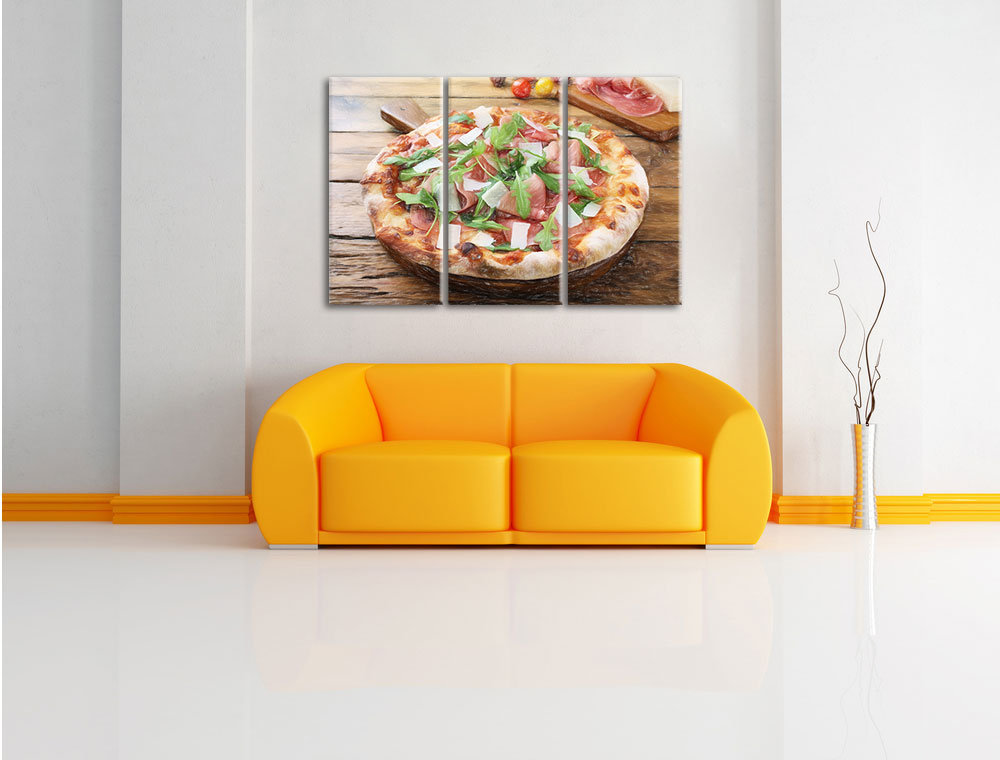 3-tlg. Leinwandbilder-Set „Prosciutto Pizza mit Rucola und Parmesan auf rustikalem Holztisch“, Grafikdruck