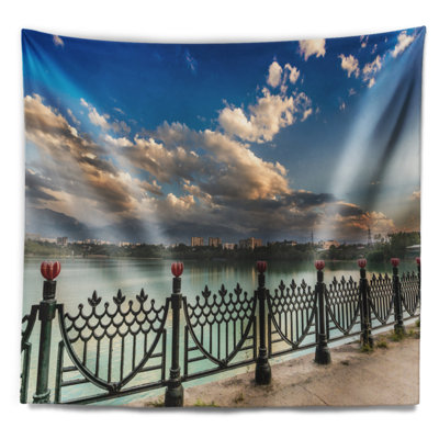 Tapisserie en polyester cityscape city sous les nuages avec accessoires suspendus inclus