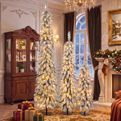 Ensemble de 3 sapins de Noël artificiels fins, pré-illuminés et enneigés, de 1,20 m, 1,80 m et 2,40 m.