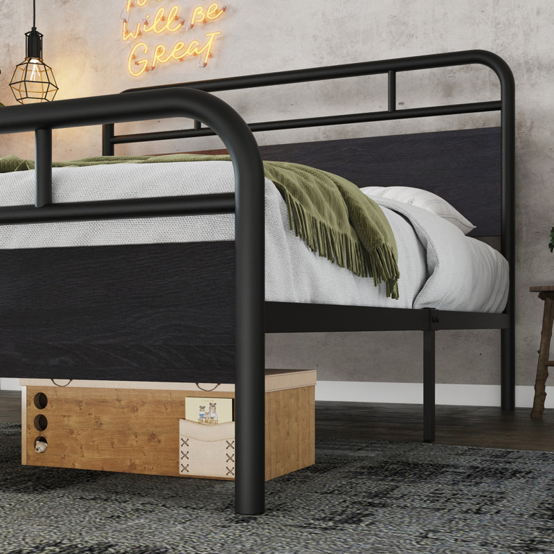 Base de lit plateforme en métal Milligan avec tête et pied de lit en bois, Grand, Noir