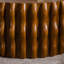 Table basse ronde à cannelures cylindriques avec piédestal robuste, idéale pour la chambre à coucher, un appartement, un salon et un décor de ferme