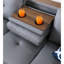 Canapé d'angle moderne en similicuir gris avec 3 sièges, dossier rembourré, garniture cloutée, 2 coussins décoratifs, porte-gobelet, rangement intégré et coussin porte-gobelet.