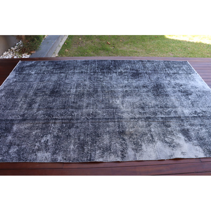 Tapis turc tissé à la main dans des tons chauds de terre, parfait pour ajouter une touche de tradition et de style à tout salon ou salle à manger