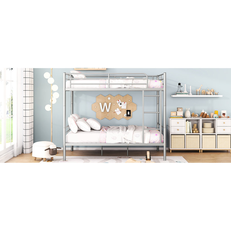Lit double superposé au-dessus de métal dans un lit moderne et durable, qui répond aux exigences de la chambre à coucher