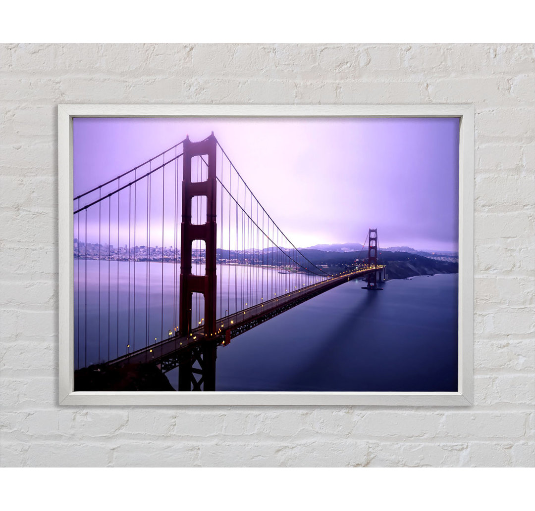 Violette Stunde und Nebel umgeben die Golden Gate - Druck