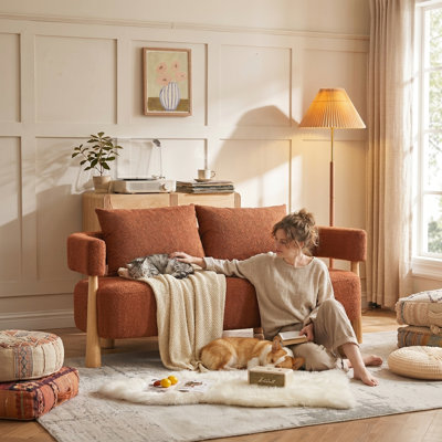 Causeuse moderne arrondie, tissu texturé ocre