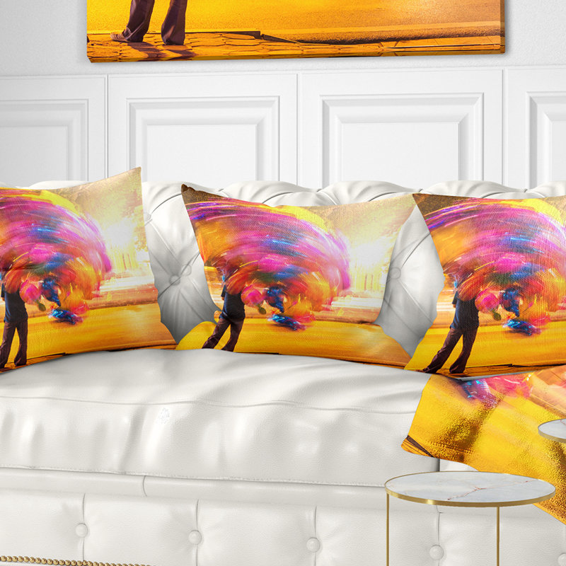 Homme avec des ballons dans la nuit - coussin imprimé abstrait, 16 po x 1 po, Coussin décoratif