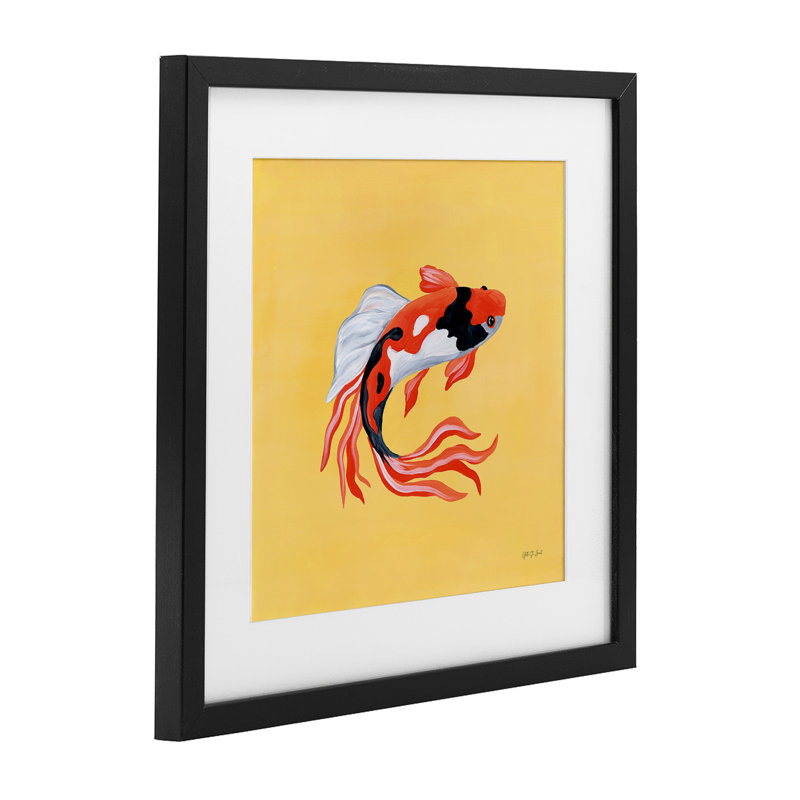 Koi coloré sur fond jaune, reproduction par Glass, design par Yvette St. Amant, H 13 po x l 13 po, Cadre noir minuit