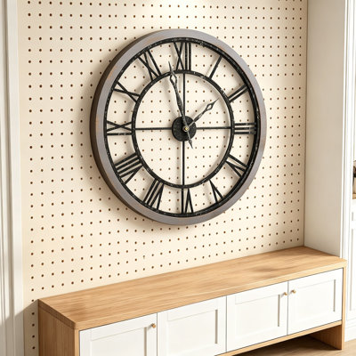 Grande horloge murale de ferme de 36 pouces fabriquée à la main pour le décor du salon, horloge murale silencieuse à piles avec cadre en bois massif et chiffres romains rétro, conception de ferme industrielle