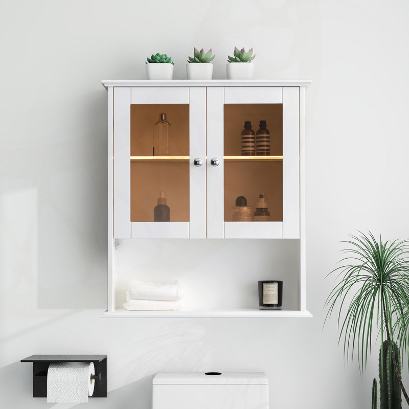 Rangement au-dessus de la toilette fabriqué à la main avec des accents floraux et beaucoup d'espace, parfait pour un décor bohème.
