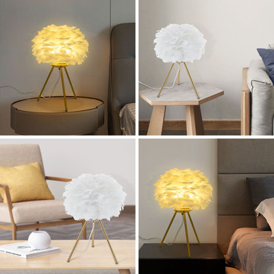 Lampe de table à trépied en plumes blanches Lampe de table en fer 18,11 pouces avec douille E26 Lampe de table à abat-jour en plumes dorées pour le salon Chambre à coucher Café Ampoule de décoration de mariage non incluse