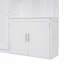 Lit escamotable avec plusieurs tablettes de rangement et une armoire