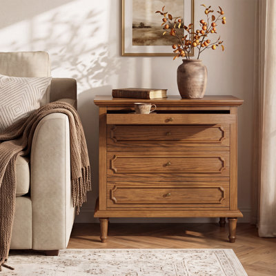 Table de chevet traditionnelle de 28 po de largeur - 3 tiroirs, station de charge USB intégrée et plateau coulissant, table de chevet en bois massif, entièrement assemblée