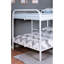 Lit double superposé au dessus d'un lit double en métal avec une élégance de chambre contemporaine blanche et angulaire pour plus de polyvalence