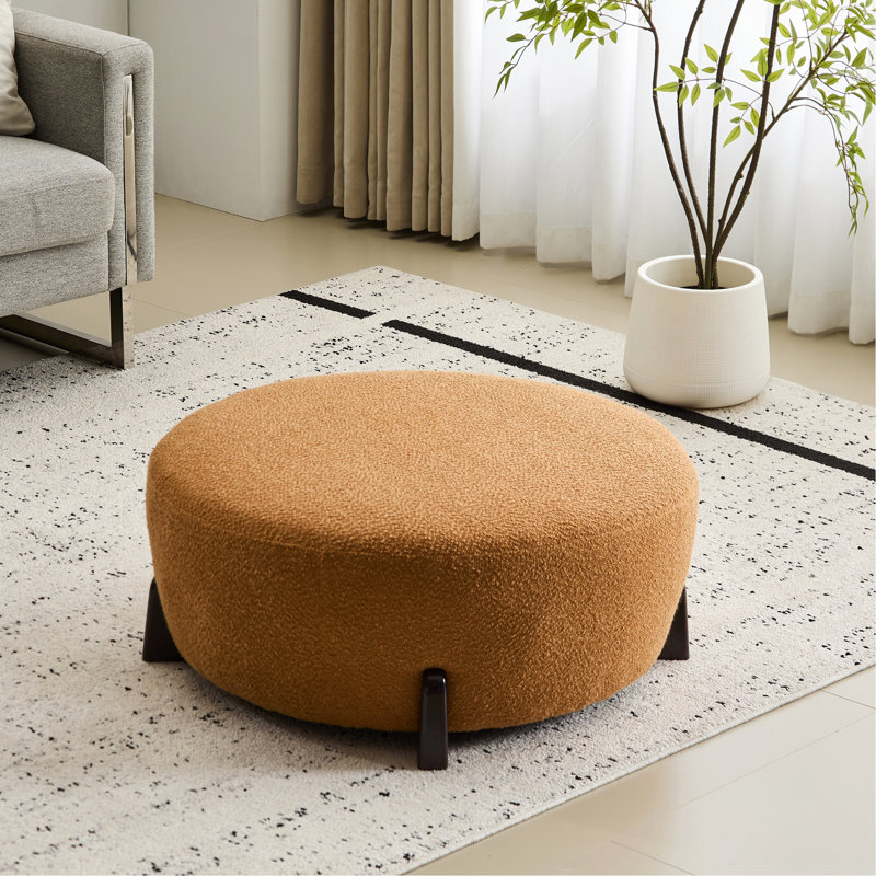 Citrouille ronde orange avec boucle et pieds en bois évasés, pour une assise supplémentaire en tant que table d'appoint fonctionnelle