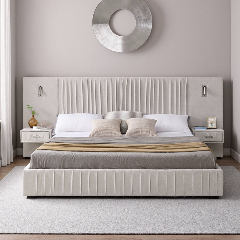 Grand lit plateforme tapissier gris foncé avec tête de lit plissée, table de chevet intégrée et lampes réglables - aucun sommier nécessaire