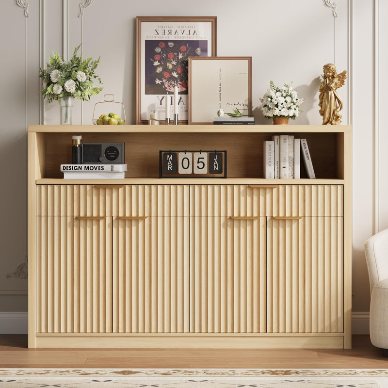 Buffet en bois d'ingénierie de 130 x 41 x 94 cm (51 x 16 x 37 po) avec façade à panneaux ondulés, 4 portes et 2 tiroirs. Parfait pour la salle à manger, la cuisine, le salon, le corridor et l'entrée. Couleur bois.