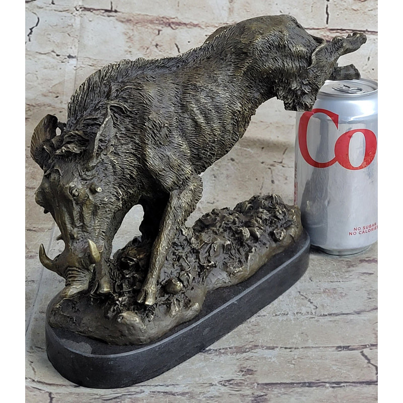 Statue de sculpture en bronze sur un pied de cochon sauvage