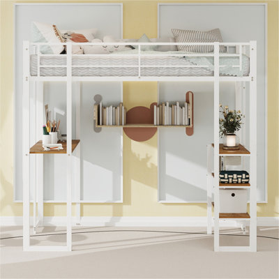Lit mezzanine simple en métal et en bois avec bureau et tablettes de rangement, conception compacte pour les petites pièces ou les bureaux, style moderne, disponible en finition blanche