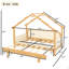 Lit simple en bois dans une cabane dans un arbre avec rails à coussin moelleux-2053058471