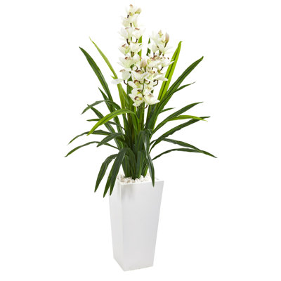 Agencement de fleurs artificielle cymbidium orchidées dans un pot de fleurs