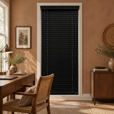 Store vénitien noir sans fil en faux bois de 34 po de largeur x 72 po de hauteur, avec une construction horizontale en relief de 2 po, un fonctionnement par enroulement, un filtrage de la lumière et une protection de l'intimité pour les chambres, les salons et les cuisines.