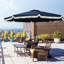 Parasol de terrasse bleu foncé de 2,74 m (9 pi), inclinable et à manivelle, à franges, avec pompons, idéal pour le jardin, la terrasse ou la piscine.