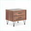 Table basse à finition noyer avec 2 tiroirs, structure en bois peu encombrante pour le salon