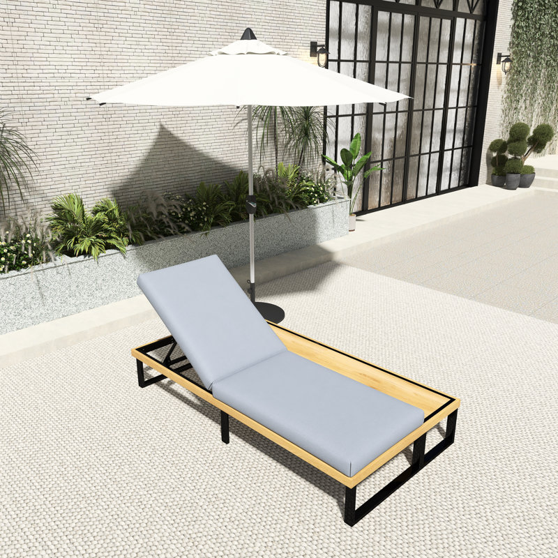 Chaise longue d'extérieur inclinable avec 5 positions de dossier réglables, coussin confortable et table d'appoint en bois, structure robuste pour la piscine, la cour et le jardin