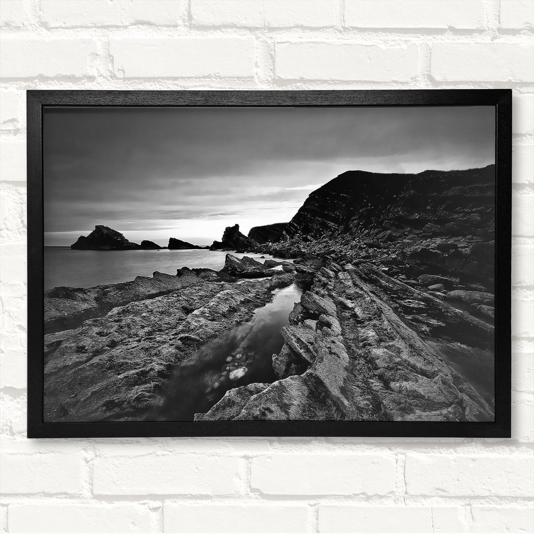 Ocean Rock Formation B N W - Closed Corner Frame Kunstdrucke auf Holz