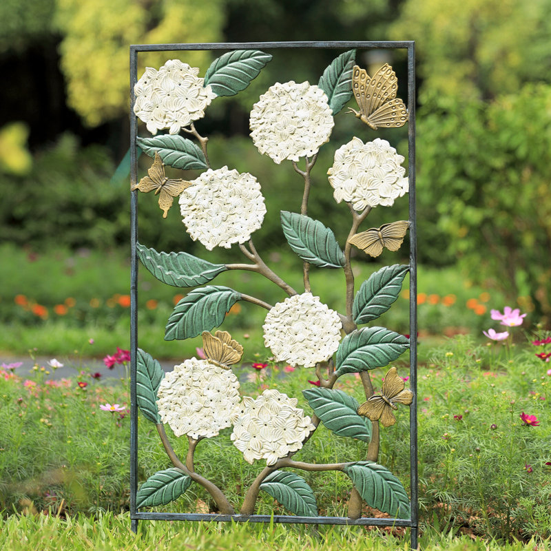 Hortensia et treillis papillon