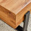 Une table basse en bois aggloméré gris rustique avec pieds en métal - un espace élégant dans des tons de bois naturel-306336488-306336490