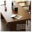 Bureau en bois massif minimaliste: base robuste et plateau spacieux-109913865