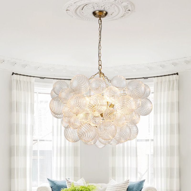 Lustre à niveaux unique et remarquable à 8 lumières Hattie, Laiton