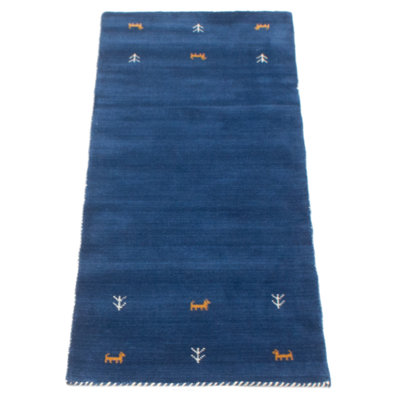 Les tapis Gabbeh sont fabriqués à la main avec des poils très hauts et des motifs très simples et stylisés.
