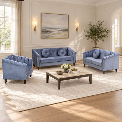 Ensemble de salon 3 pièces bleu pâle avec canapé, causeuse et fauteuil capitonnés.