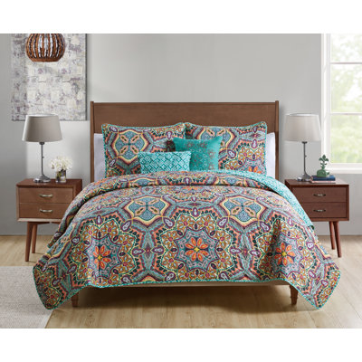 Yara Reversible Medallion Quilt Set