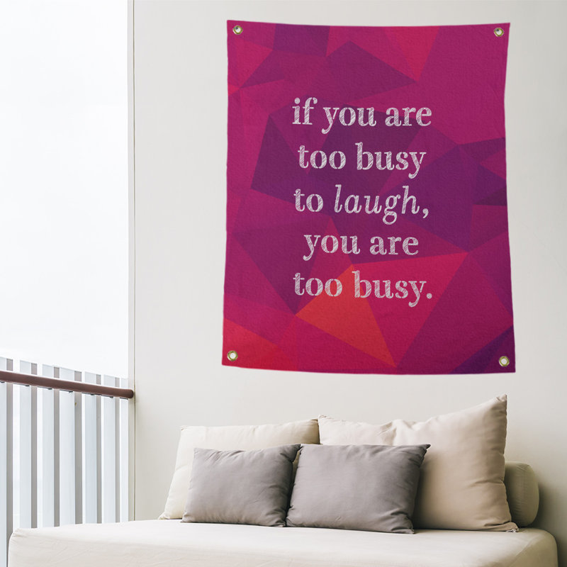 Tapisserie de polyester en faux gemme, temps pour les citations de rires, H 36 po x l 26 po, Rubellite