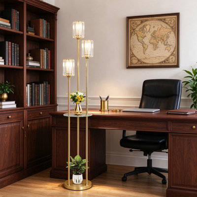 Lampadaire d'angle doré de style années 50 avec tablette intégrée, lampe sur pied moderne en laiton avec abat-jour en cristal et interrupteur marche/arrêt, idéal pour le salon ou la chambre. Ampoule non incluse.