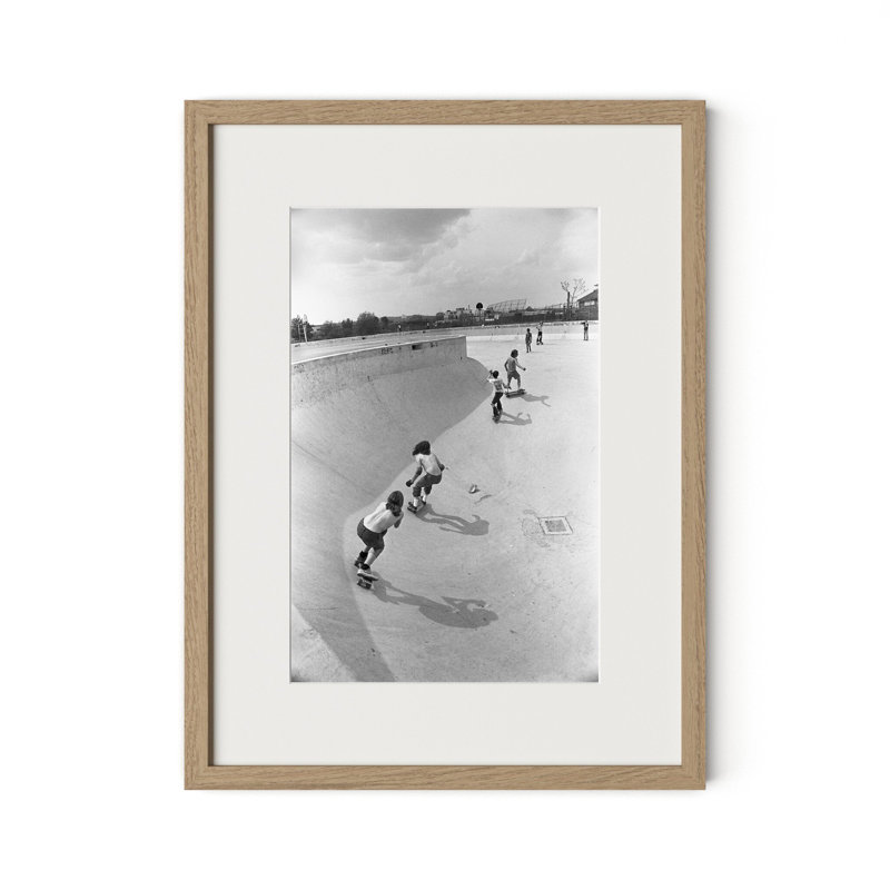 Faire du skateboard dans une piscine drainée II par Barbara Alper, H 24" x W 18", Vertical Grain White Oak