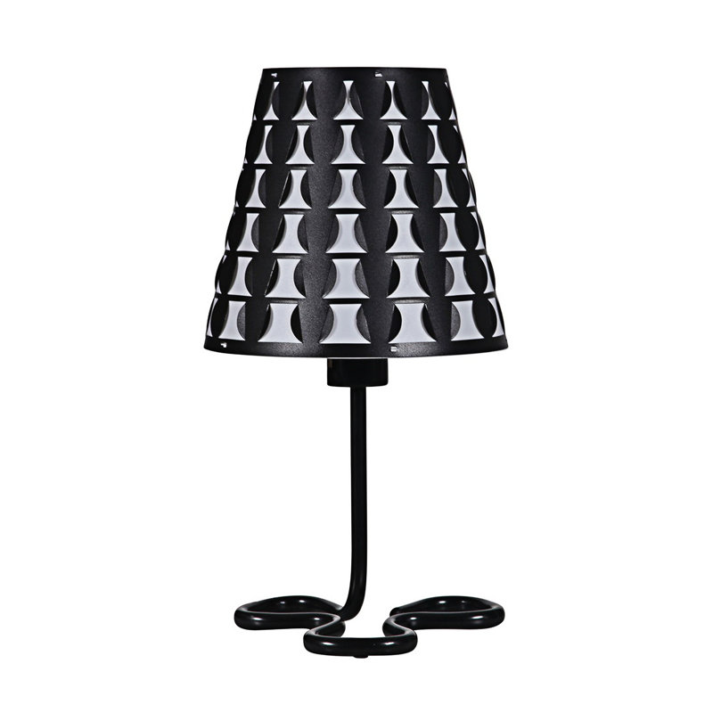Lampe de table géométrique en métal avec un design moderne et un abat-jour en polypropylène durable