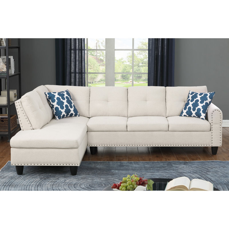 Canapé modulaire en forme de L 3 pièces en beige pouvant accueillir quatre personnes, idéal pour le divertissement, siège central escamotable avec deux porte-gobelets, accompagné de coussins décoratifs et d'un rangement, pieds à goujons à profil bas, mousse