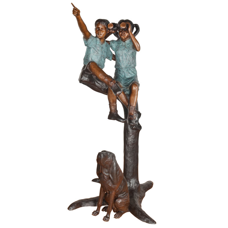 Deux enfants avec des jumelles et un chien