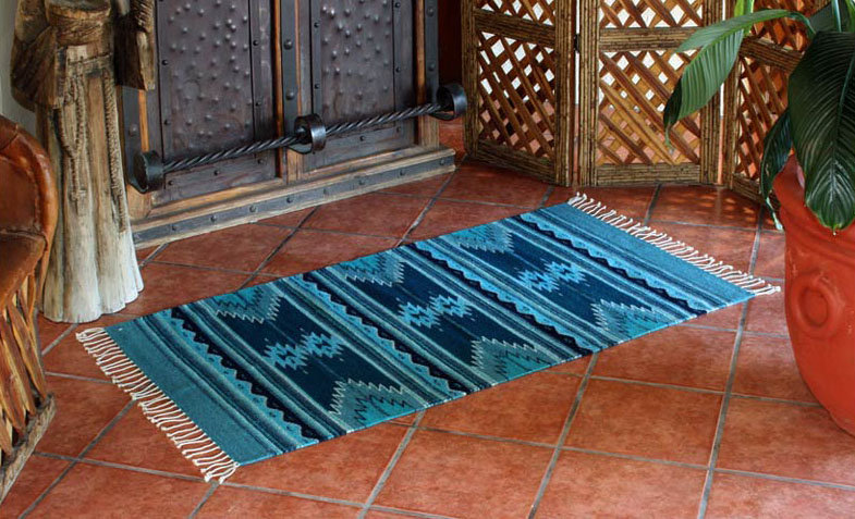 Tapis bleu à motif géométrique Tren Stockholm