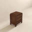 Table de chevet Mid-Century en bois massif avec trois tiroirs