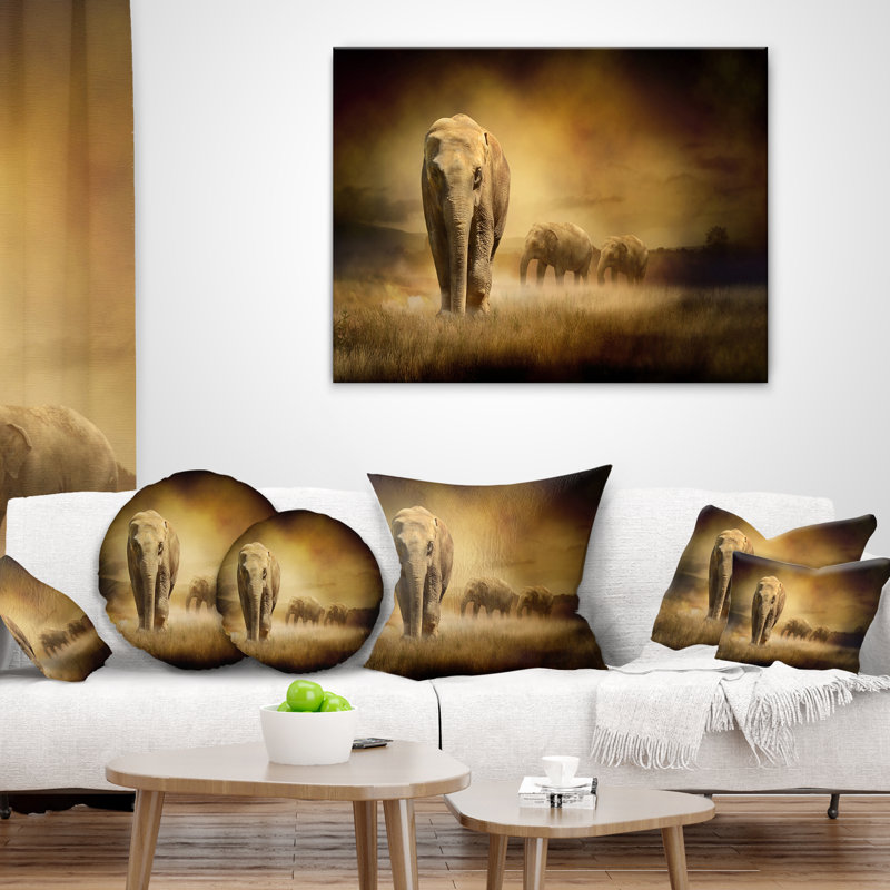 Coussin d’éléphants d’animaux au coucher de soleil