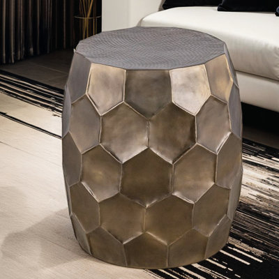 Table de bout contemporaine de 18 po de largeur, longue, 21 po de hauteur, aluminium, or, autoportante dans la chambre à coucher en aluminium brillant à motif de losanges, base antique compacte pour les petites chambres